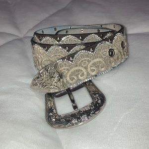 L Lace and Leather Ariat belt